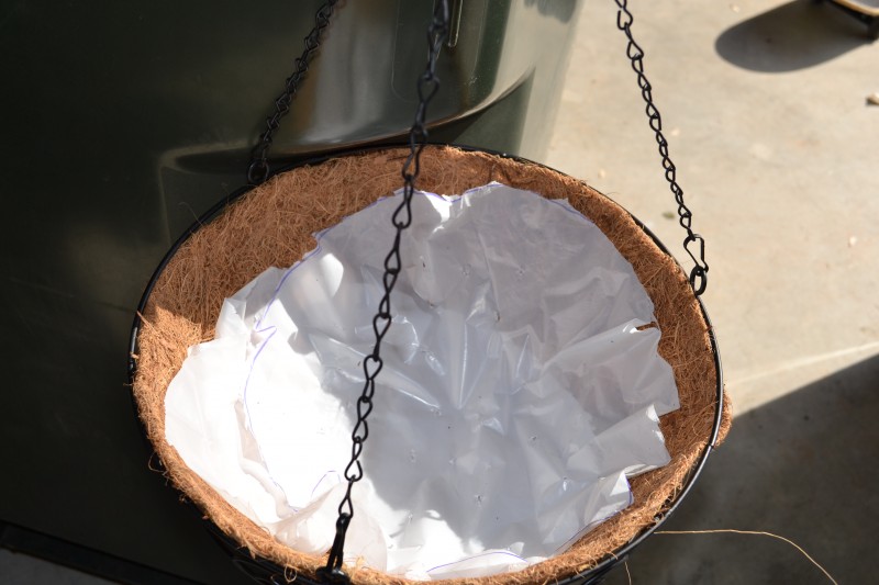 How to Conserve Water When Using Hanging Basket Liners