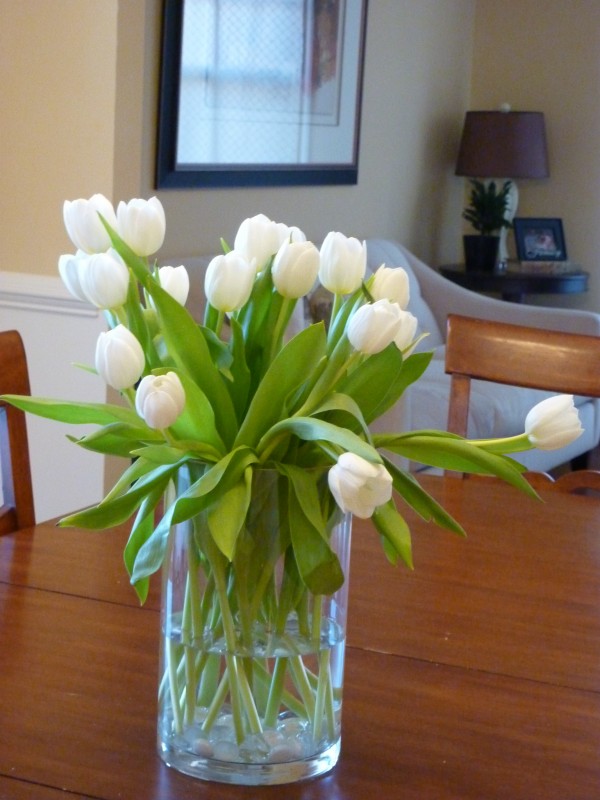 4 Tricks to Keep Tulips in a Vase From Drooping