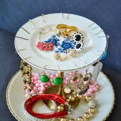 diy jewelry stand with plates